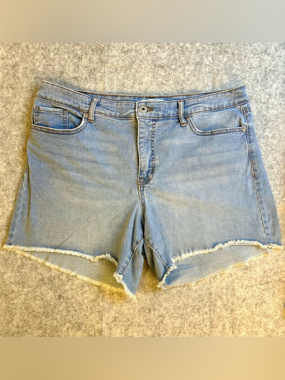 Sofia Vergara Women’s light wash denim cutoff shorts with a frayed hem / Size 12